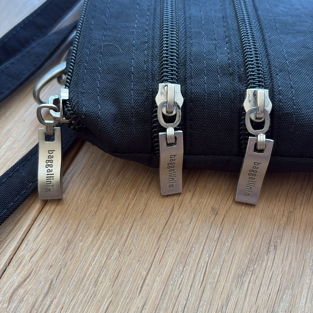 🦄 Baggallini Black Adjustable Bag with matching pouch - Picture 11 of 11
